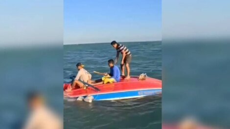 video-mostra-momento-do-resgate-de-tres-pescadores-apos-12-horas-a-deriva-no-mar-do-ceara