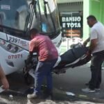 piloto-pula-da-moto-logo-antes-do-veiculo-bater-e-ficar-preso-embaixo-de-onibus,-em-maracanau/ce