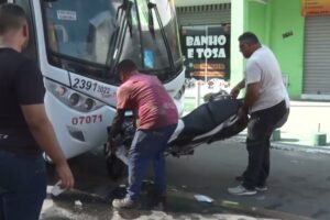 piloto-pula-da-moto-logo-antes-do-veiculo-bater-e-ficar-preso-embaixo-de-onibus,-em-maracanau/ce