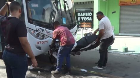 piloto-pula-da-moto-logo-antes-do-veiculo-bater-e-ficar-preso-embaixo-de-onibus,-em-maracanau/ce
