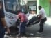 piloto-pula-da-moto-logo-antes-do-veiculo-bater-e-ficar-preso-embaixo-de-onibus,-em-maracanau/ce