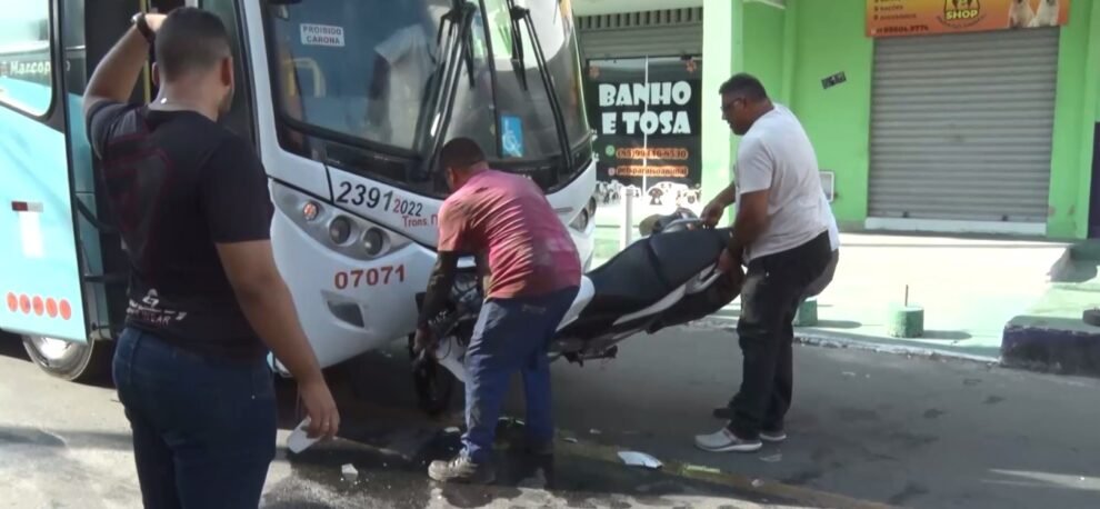 piloto-pula-da-moto-logo-antes-do-veiculo-bater-e-ficar-preso-embaixo-de-onibus,-em-maracanau/ce