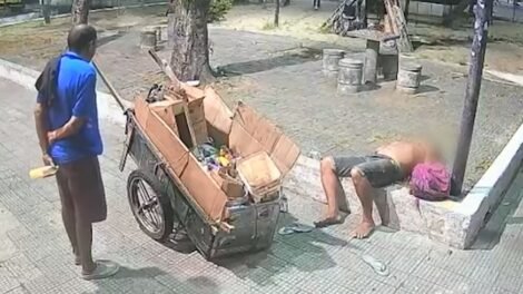 carrinho-de-reciclagem-de-reciclador-e-furtado-na-rua,-em-fortaleza,-enquanto-vitima-dormia