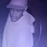 criminoso-e-flagrado-invadindo-casa-e-amarrando-lencol-em-bicicleta-para-furta-la,-em-fortaleza
