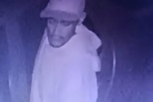 criminoso-e-flagrado-invadindo-casa-e-amarrando-lencol-em-bicicleta-para-furta-la,-em-fortaleza