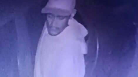 criminoso-e-flagrado-invadindo-casa-e-amarrando-lencol-em-bicicleta-para-furta-la,-em-fortaleza