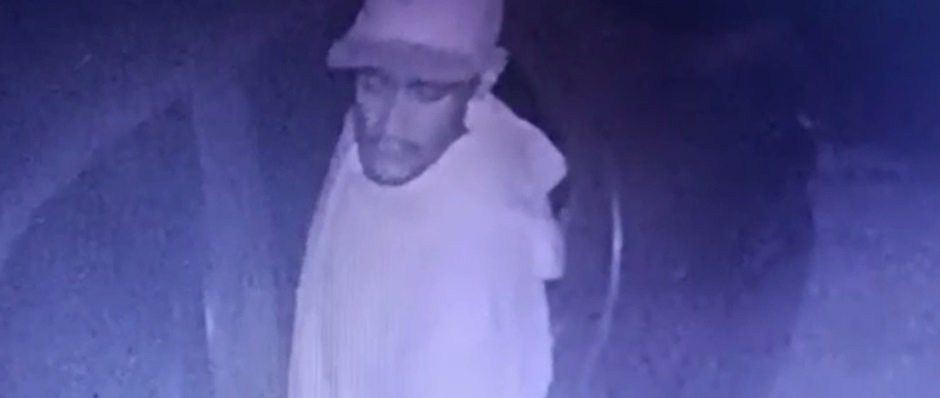 criminoso-e-flagrado-invadindo-casa-e-amarrando-lencol-em-bicicleta-para-furta-la,-em-fortaleza
