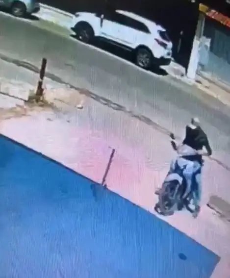 motocicleta-e-furtada-em-maracanau-e-acao-criminosa-e-registrada-por-cameras-de-seguranca