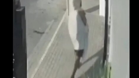 criminoso-disfarcado-com-lencol-invade-flat-e-assalta-recepcionista-em-camocim