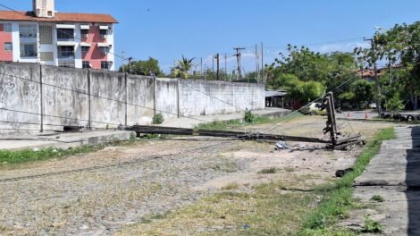 queda-de-poste-apos-acidente-com-caminhao-deixa-moradores-sem-energia-no-jardim-das-oliveiras