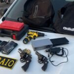 tres-homens-sao-presos-com-armas,-carro-roubado-e-bloqueador-de-sinal-em-maracanau/ce