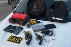 tres-homens-sao-presos-com-armas,-carro-roubado-e-bloqueador-de-sinal-em-maracanau/ce