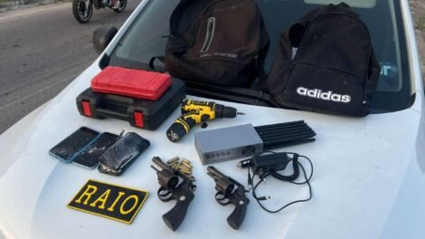 tres-homens-sao-presos-com-armas,-carro-roubado-e-bloqueador-de-sinal-em-maracanau/ce
