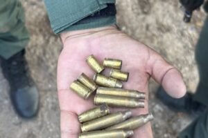 criminosos-fazem-tiroteio-e-jogam-granada-em-casa-em-fortaleza;-uma-jovem-e-uma-crianca-ficaram-feridas