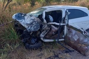 motorista-morre-apos-carro-bater-de-frente-com-caminhao-tanque-na-br-116,-em-cascavel/ce