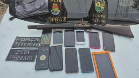criminosos-sao-presos-com-11-celulares-roubados-apos-tiroteio-e-perseguicao-policial-em-fortaleza