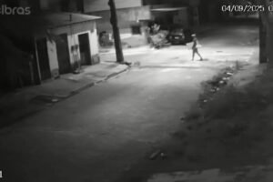 carro-e-furtado-durante-a-madrugada-no-bairro-rachel-de-queiroz,-em-fortaleza