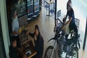 motociclista-perde-controle-e-invade-padaria-apos-tentar-desviar-de-carro-no-centro-do-crato-(ce)