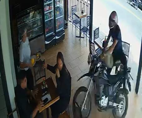 motociclista-perde-controle-e-invade-padaria-apos-tentar-desviar-de-carro-no-centro-do-crato-(ce)