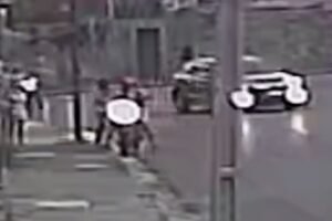 camera-de-seguranca-flagra-assalto-a-mulher-e-adolescente-a-luz-do-dia,-em-rua-de-fortaleza