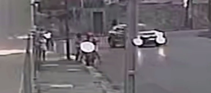 camera-de-seguranca-flagra-assalto-a-mulher-e-adolescente-a-luz-do-dia,-em-rua-de-fortaleza