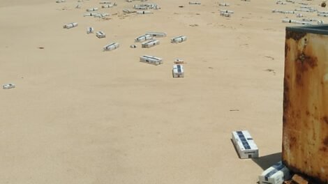 mais-de-2-mil-caixas-de-cigarros-sao-encontradas-em-praia-de-paraipaba,-no-ceara