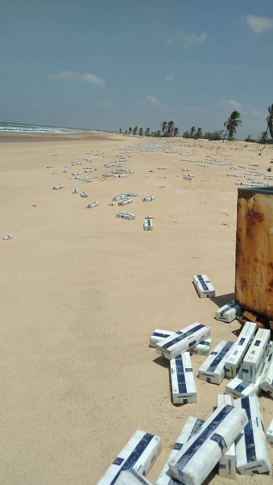 mais-de-2-mil-caixas-de-cigarros-sao-encontradas-em-praia-de-paraipaba,-no-ceara