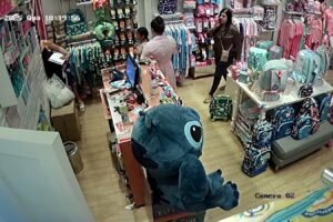 duas-mulheres-furtam-roupas-e-outros-produtos-de-loja-infantil-em-shopping-no-bairro-papicu,-em-fortaleza