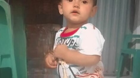 crianca-de-3-anos-morre-eletrocutada-ao-tocar-em-carregador-de-celular-danificado-em-quixada,-no-ce