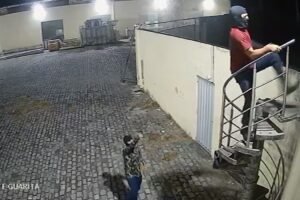 vigilante-reage-a-assalto-e-mata-dois-criminosos-em-galpao-em-aquiraz/ce;-acao-foi-filmada