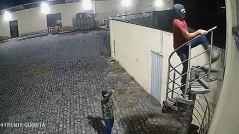 vigilante-reage-a-assalto-e-mata-dois-criminosos-em-galpao-em-aquiraz/ce;-acao-foi-filmada