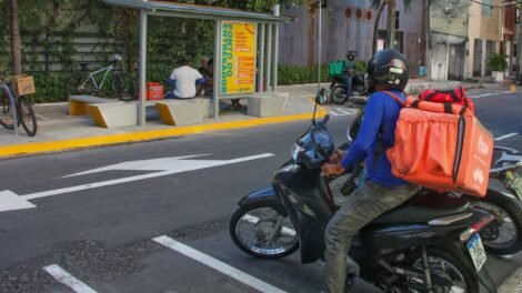 amc-esclarece-regras-sobre-uso-do-celular-por-motociclistas-de-aplicativo-em-fortaleza