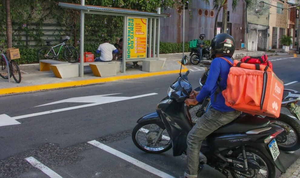 amc-esclarece-regras-sobre-uso-do-celular-por-motociclistas-de-aplicativo-em-fortaleza