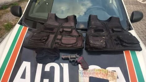 adolescente-de-15-anos-e-apreendido-com-arma-e-coletes-balisticos-na-cidade-2000,-em-fortaleza