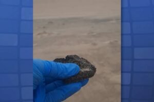 manchas-de-oleo-surgem-no-mar-e-na-faixa-de-areia-em-praias-de-fortaleza-e-aquiraz