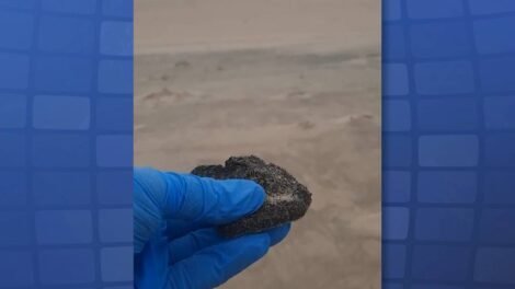 manchas-de-oleo-surgem-no-mar-e-na-faixa-de-areia-em-praias-de-fortaleza-e-aquiraz