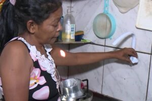falta-d’agua-no-bom-jardim-obriga-moradores-a-improvisar-para-garantir-necessidades-basicas