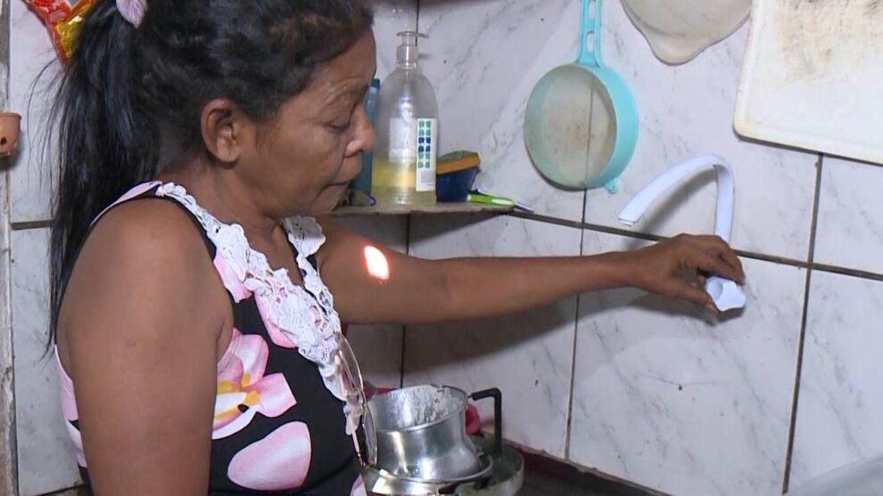 falta-de-agua-obriga-moradores-a-improvisar-para-garantir-necessidades-basicas-em-bairro-de-fortaleza