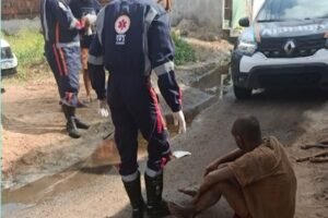 homem-e-amparado-por-cachorro-apos-ser-espancado-por-moradores-em-caucaia,-no-ceara