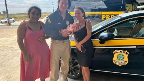bebe-de-14-dias-e-salvo-de-engasgo-por-policiais-da-prf-em-itaitinga