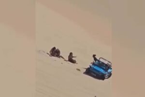 buggy-capota-com-tres-turistas-durante-passeio-pelas-dunas-de-canoa-quebrada,-em-aracati