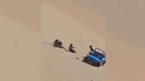 buggy-capota-com-tres-turistas-durante-passeio-pelas-dunas-de-canoa-quebrada,-em-aracati