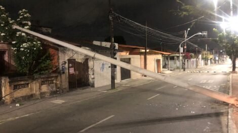 acidente:-carro-bate-em-poste-e-estrutura-cai-sobre-fachada-de-casa-em-fortaleza