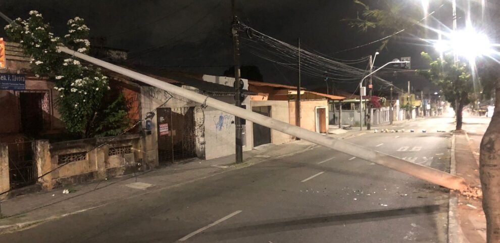 acidente:-carro-bate-em-poste-e-estrutura-cai-sobre-fachada-de-casa-em-fortaleza