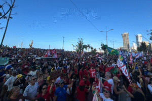 manifestantes-ocupam-praia-de-iracema-em-ato-contra-pec-da-blindagem-e-projeto-de-anistia