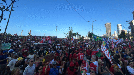 manifestantes-ocupam-praia-de-iracema-em-ato-contra-pec-da-blindagem-e-projeto-de-anistia