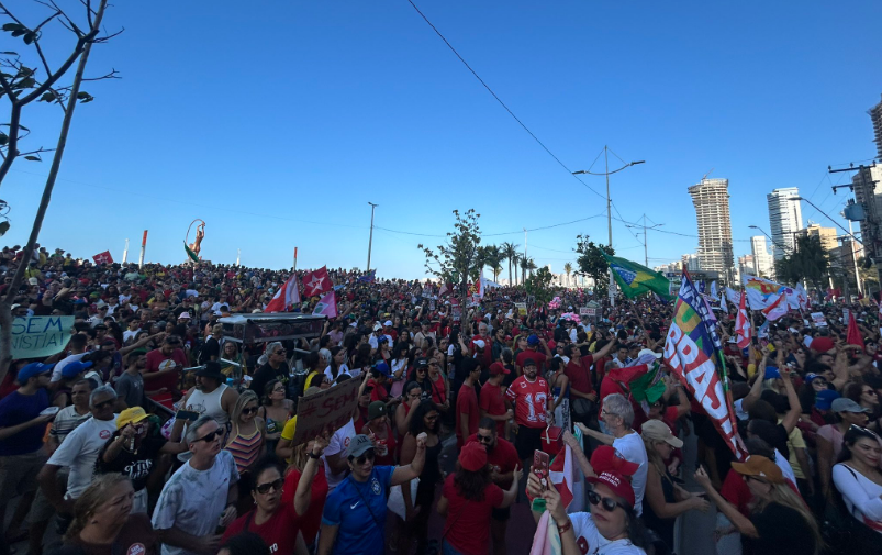 manifestantes-ocupam-praia-de-iracema-em-ato-contra-pec-da-blindagem-e-projeto-de-anistia