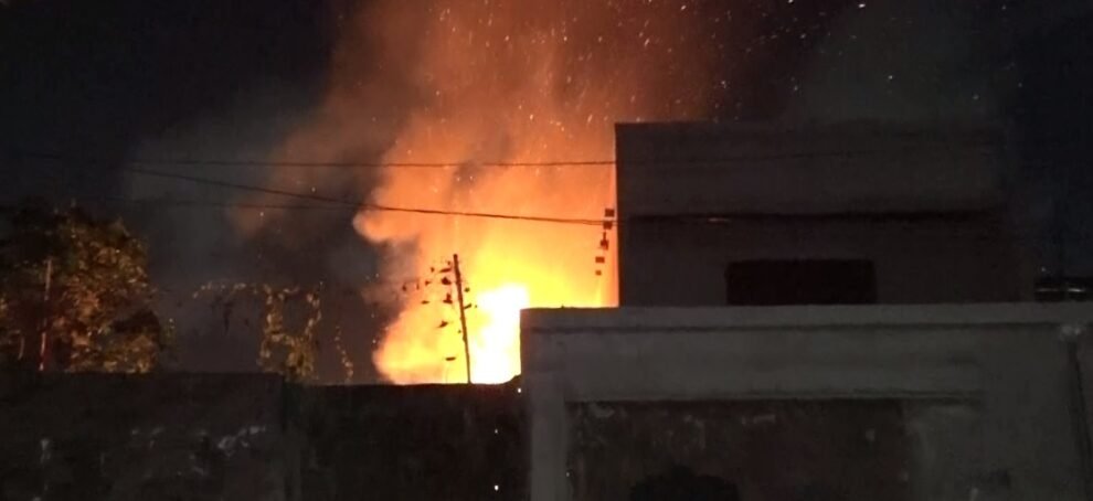incendio-e-registrado-em-galpao-de-padaria-industrial-em-maracanau,-no-ceara