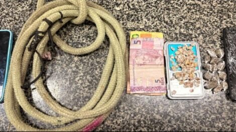 policia-militar-resgata-jovem-amarrado-que-estava-prestes-a-ser-executado,-em-maracanau/ce