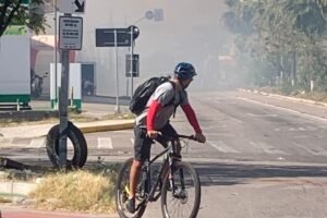 incendio-em-terreno-baldio-prejudica-transito-no-bairro-jardim-das-oliveiras,-em-fortaleza